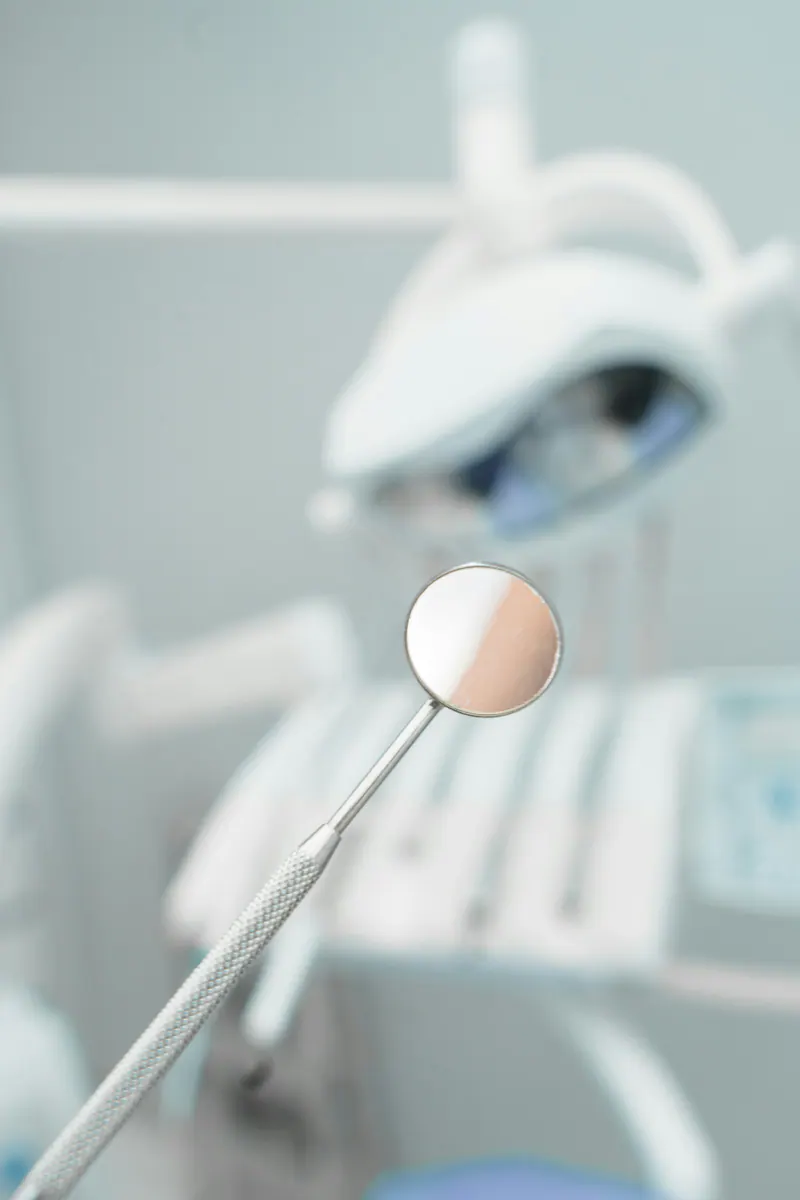 Oglindă dentară într-un cabinet luminos