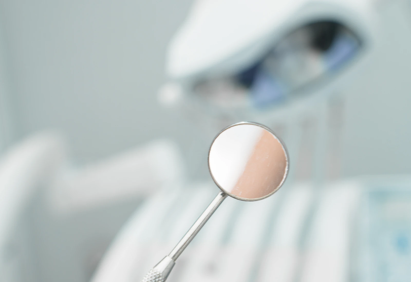 Oglindă dentară într-un cabinet luminos